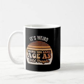 Caneca De Café É Estranho Ter A Mesma Idade Que Pessoas Velhas En