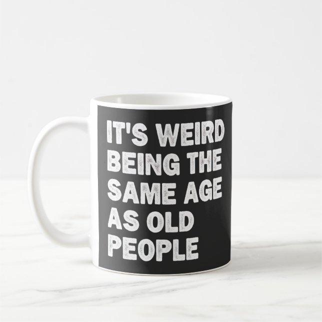 Caneca De Café É Estranho Ter a Mesma Idade Que Pessoas Velhas En (Esquerda)