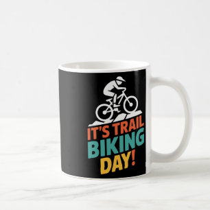 Caneca De Café É o Dia do Ciclismo de Trilha Ciclista de Montanha