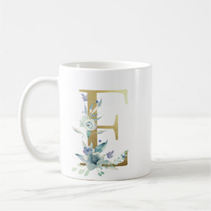 Caneca De Café E ouro inicial com folhagem floral azul