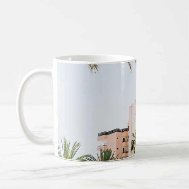CANECA DE CAFÉ EDIFÍCIO DE CONCRETO BRANCO AO LADO DA ÁRVORE DE P (Esquerda)