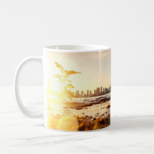 CANECA DE CAFÉ EDIFÍCIO ELEVADO PELO MAR