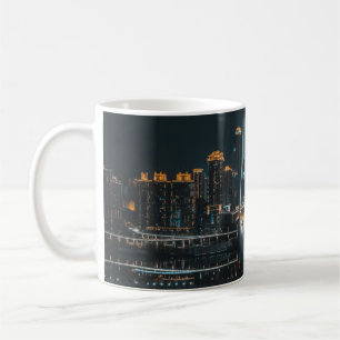 CANECA DE CAFÉ EDIFÍCIOS CIDADÃOS DURANTE A NOITE