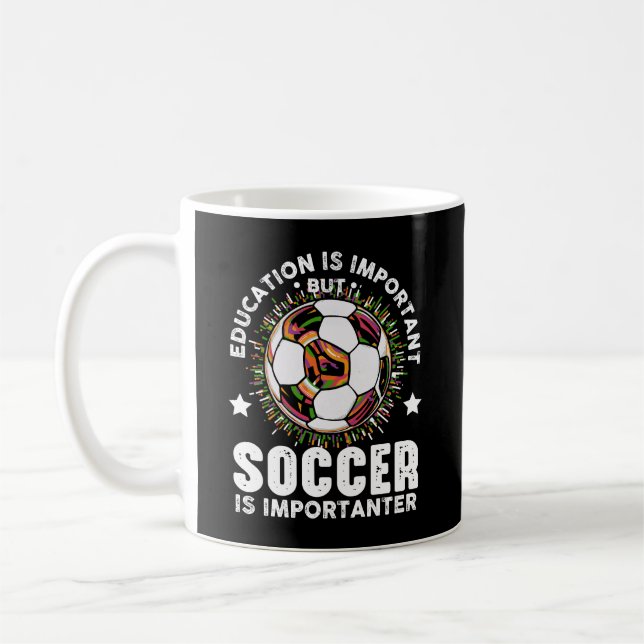 Caneca De Café Educação é importante, mas futebol é mais importan (Esquerda)