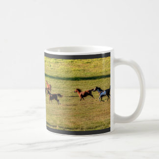 Caneca De Café Efetivo de Cavalos em Corrente numa Foto Equina Ra