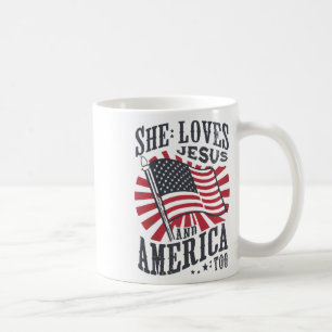 Caneca De Café Ela ama Jesus e a América como bandeira cristã 4