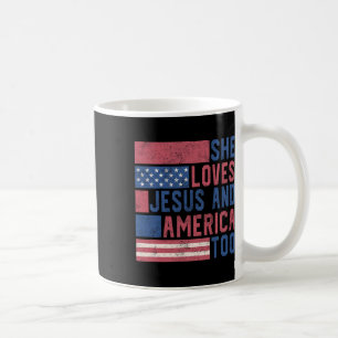 Caneca De Café Ela Ama Jesus E América No Dia 4 De Julho, Patrio