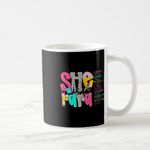 Caneca De Café Ela é professora auxiliar feliz primeiro dia de vo