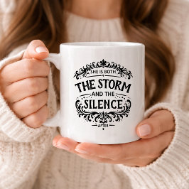 Caneca De Café Ela É Tanto A Tempestade quanto O Silêncio Vintage