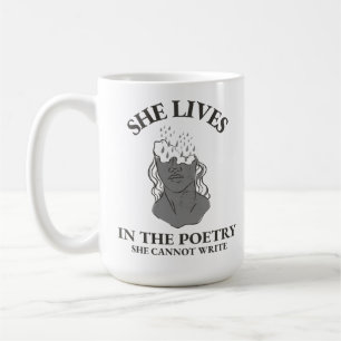 CANECA DE CAFÉ ELA MORA NA POESIA QUE NÃO PODE ESCREVER