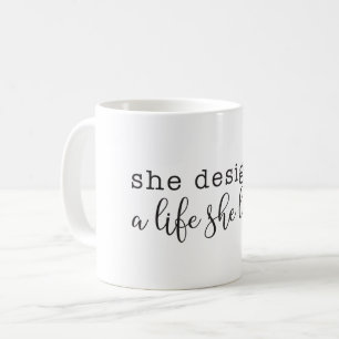 Caneca de café "Ela projetou uma vida que ama"