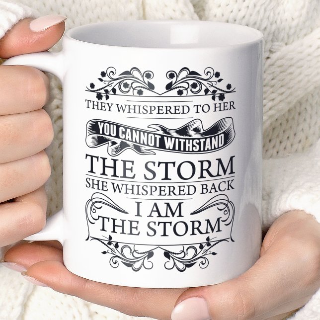 Caneca De Café Ela Sussurrou de Volta Eu Sou a Tempestade (Criador carregado)