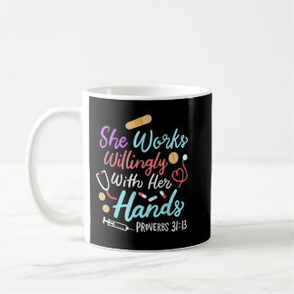 Caneca De Café Ela Trabalha Com Disposição Com As Mãos Provérbios