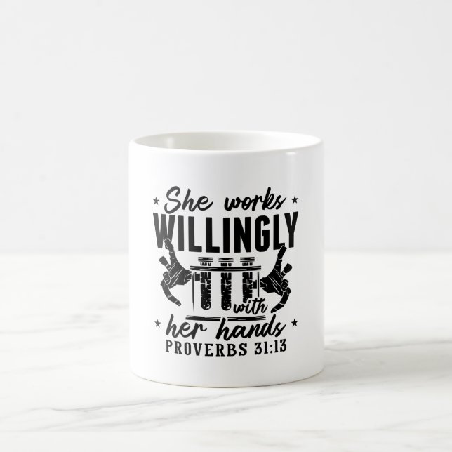 Caneca De Café Ela Trabalha Com Vontade No Laboratório De Tecnolo (Centro)