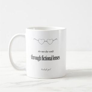 Caneca De Café Ela Vê o Mundo Através de Lentes Ficcionais Bookis