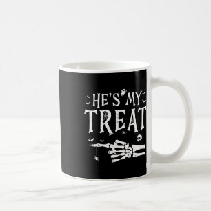 Caneca De Café Ele é o meu Treat Skeleton Dia de as Bruxas engraç