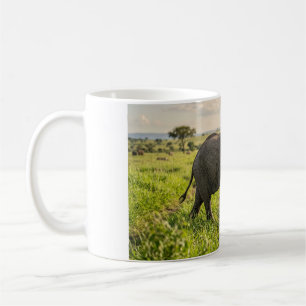 Caneca de Café Elefante Bebê Caminhando pela Grama
