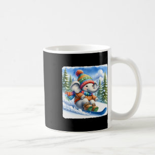 Caneca De Café Elefante De Snowboard Em Snowy Hill Com Pines. Co
