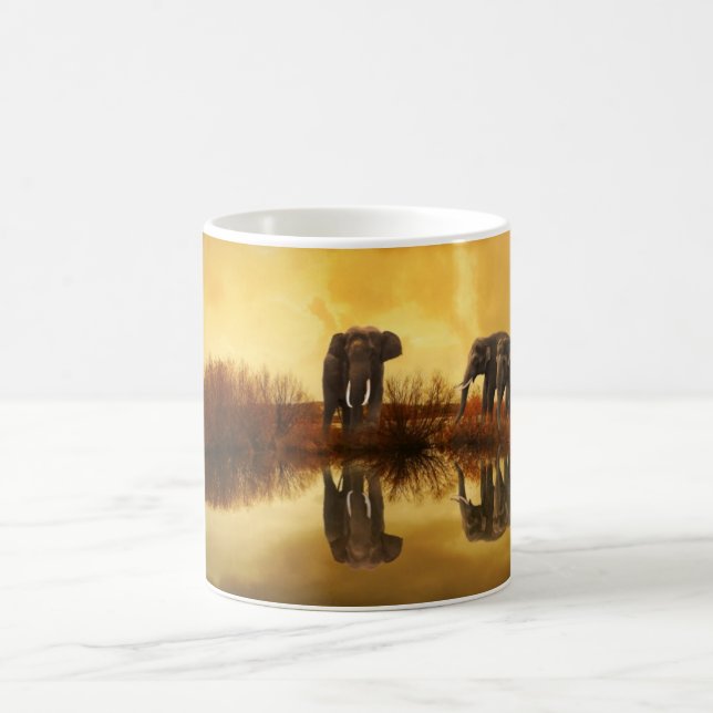 Caneca De Café Elefantes Asiáticos na Tailândia sob um pôr do sol (Centro)