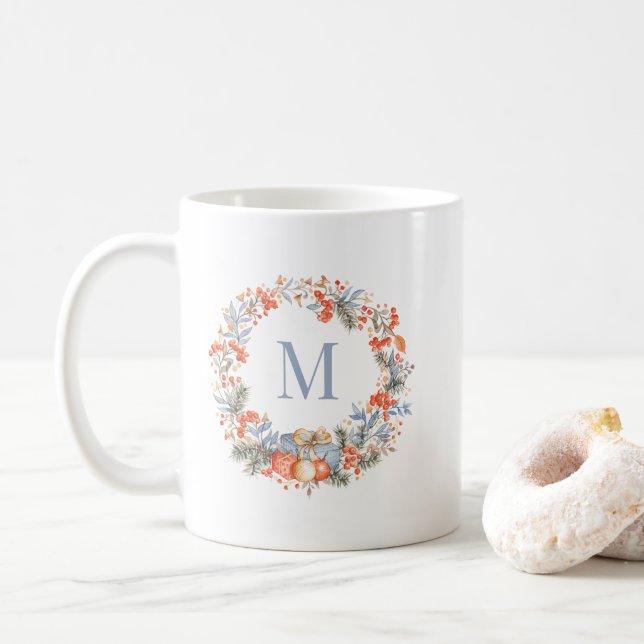 Caneca De Café Elegant Dusty Blue Monogram Wreath Christmas (Com Donut)