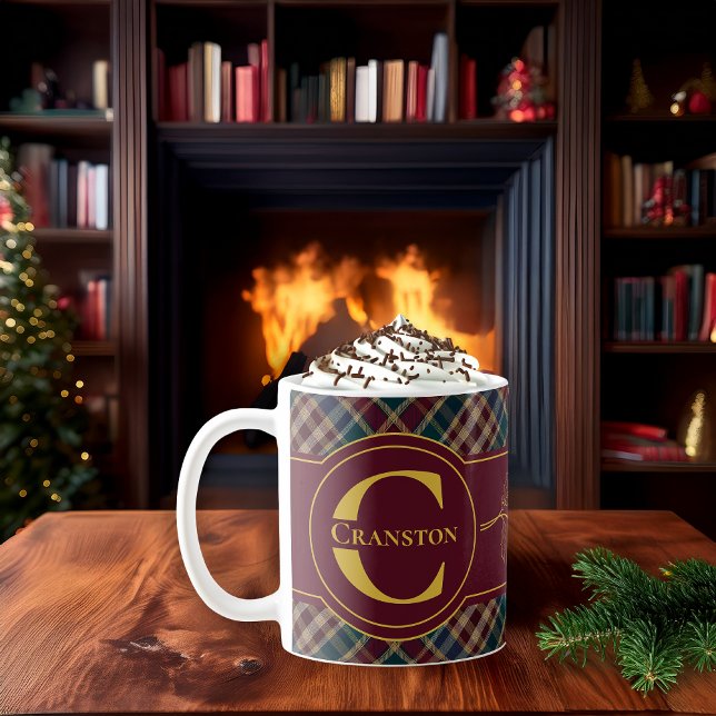 Caneca De Café Elegant Holly and Berries Holiday Monogram Name (Rustic Elegance Rich Dark Plaid Holly and Berries with Monogram and Name - Personal or Corporate Mug)