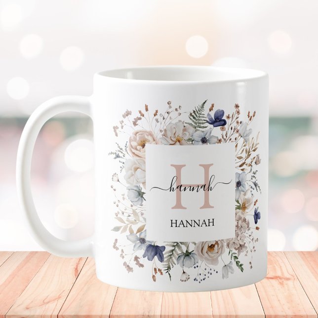 Caneca De Café Elegant Monogram Pretty Beige Blue Flowers Floral (In situ)