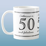 Caneca De Café Elegante 50 e Fabuloso Nome Personalizado Aniversá<br><div class="desc">Uma elegante tipografia moderna 50 e Fabulosa design de nomes personalizados com uma simples dupla borda para ajudá-lo a celebrar este marco memorável. Altere o nome e a idade para personalizar.</div>
