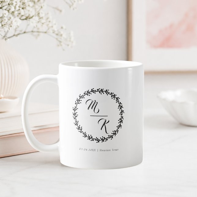 Caneca De Café Elegante Coroa Preta de Monograma Clássico (Elegant Classic Monogram Black Wreath Coffee Mug)