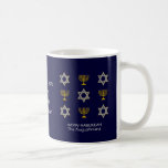 Caneca De Café Elegante Custom HANUKKAH<br><div class="desc">Elegante caneca de café HANUKKAH, mostrando dourado sujo e ESTRELA prateada de DAVID e MENORAH em um padrão ladrilhado contra um rico fundo AZUL de MARINHO. O texto lê HAPPY HANUKKAH com um nome de marcador de posição e é PERSONALIZÁVEL, para que você possa PERSONALIZÁ-lo adicionando seu nome ou outro...</div>