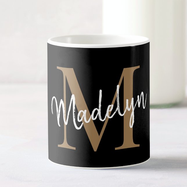 Caneca De Café Elegante Dourado Monograma Girly Script Na moda (Criador carregado)