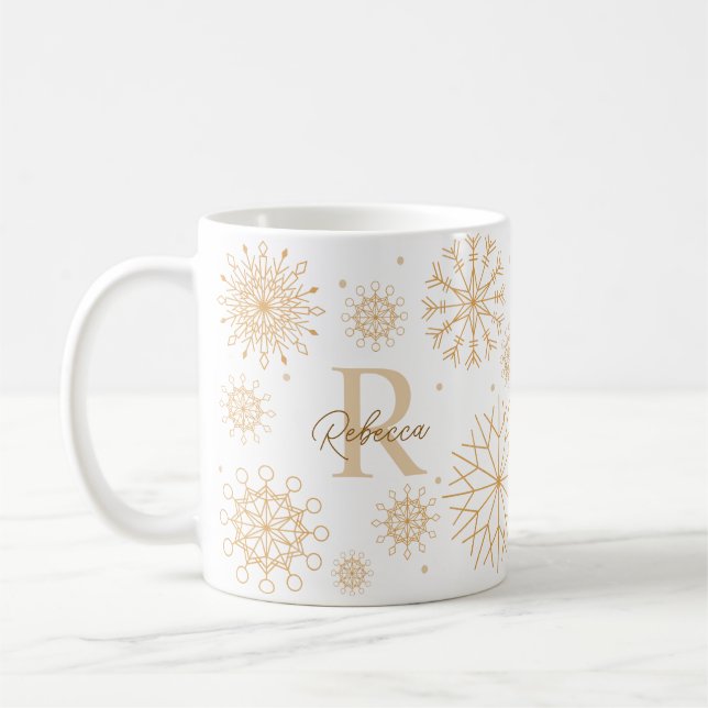 Caneca De Café Elegante Dourado Winter Themed Snowflake Monograma (Esquerda)