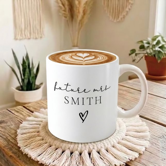 Caneca De Café Elegante Futuro Nome do Meio Script Sra. Sobrenome (Elegant Minimalist Future Mrs Bridal Mug Gift | Engagement Mug Gift Future Mrs Custom Name)