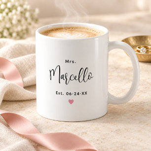 Caneca De Café Elegante Monograma de Casamento Sra. Script