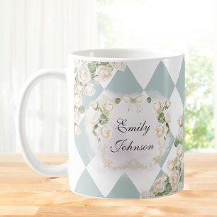Caneca De Café Elegante Monograma Rosas Brancas Folhas Verdes Dia