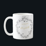 Caneca De Café Elegante Na moda Romântico Personalizado por Wreat<br><div class="desc">Ramais de orquídeas brancas, desenhadas à mão em lápis de grafite, adornam este simples, mas sofisticado, elegante e chic design. A tonalidade do ouro na cor do escrevendo dá a isso um brilho festivo, mas subjugado. Esta caneca de café na moda faria um lindo presente de casamento para as suas...</div>