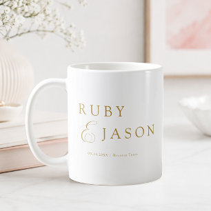 Caneca De Café Elegante Script Branco Casamento Beige-Dourado Rea