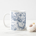Caneca De Café Elegante Vintage Francês Gravado Floral Toile-Blue<br><div class="desc">Padrão de madeira elegante e ornamentado, azul e branco, toile de jouy, com flores exóticas, vinhas e folhagem entrelaçadas com glândulas e cestos de rosas. Este padrão foi adaptado de um fragmento histórico têxtil francês cerca de 1910 na coleção Smithsonian. O padrão é de alta resolução, mas não pode ser...</div>