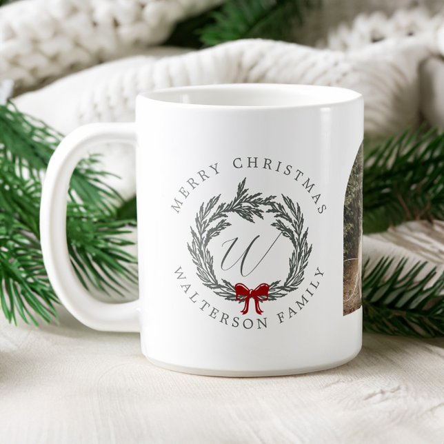 Caneca De Café Elegante Winter Garland Wreath Monogramas Foto (Elegant Winter Garland Wreath Monogram Arch Photo Coffee Mug)