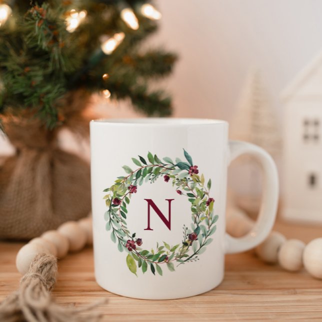 Caneca De Café Elegante Winter Greenery Burgundy Monograma Wreath (Criador carregado)