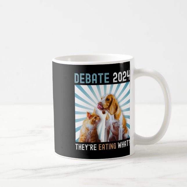 Caneca De Café Eleições 2024 Pets Dog Cat que estão comendo W (Direita)