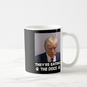 Caneca De Café Eles estão comendo a eleição americana dos cães Tr