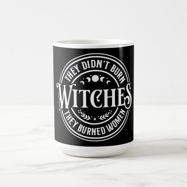 Caneca De Café Eles não queimaram bruxas (Centro)