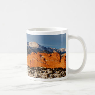 Caneca De Café Elevar-se sobre o monólito