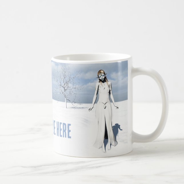 Caneca De Café Elfo fêmea andando na neve. Texto personalizável (Direita)