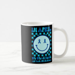 Caneca De Café Em abril, Vestimos Awarenes Azuis De Autismo Retro
