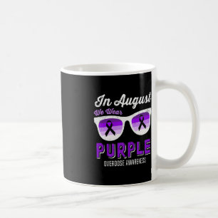 Caneca De Café Em agosto Vestimos Óculos Roxos De Sol Com Conheci
