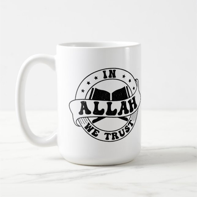 Caneca De Café Em Alá Confiamos - A Fé Islâmica Inspirada (Esquerda)