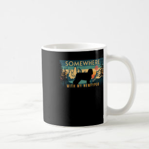 Caneca De Café Em Algum Lugar Com Meu Newfypoo Vintage Acampando
