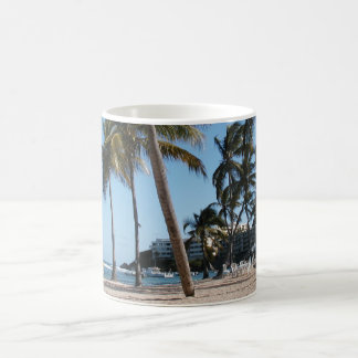 caneca de café em cena de praia
