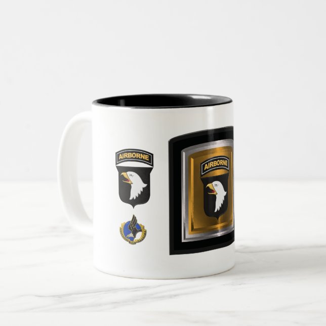 Caneca De Café Em Dois Tons 1011 Divisão de ruas "Gritando Eagles" (Frente Esquerda)